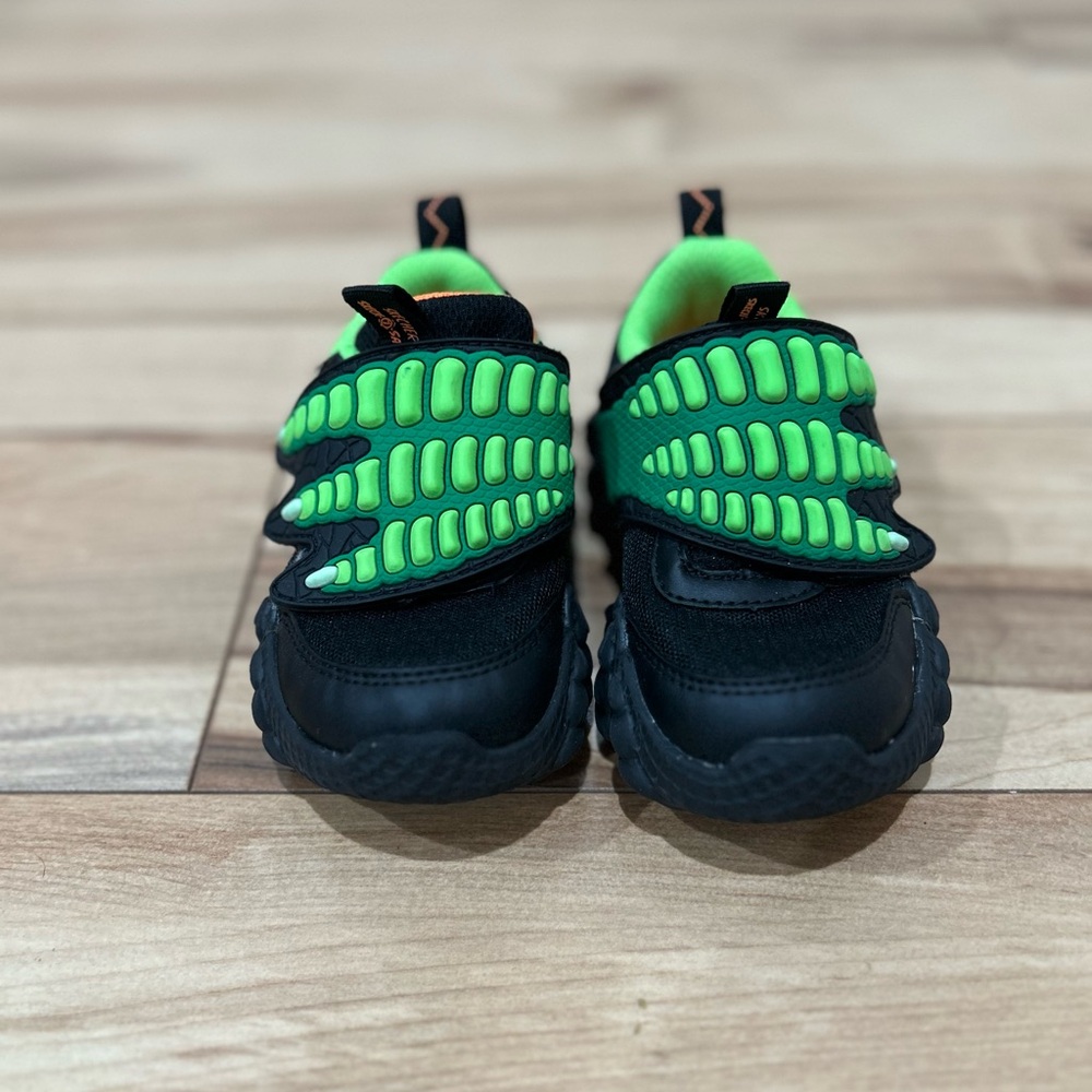 Pre-Owned Kids Black and Green Skecher Shoes (Size: 6)